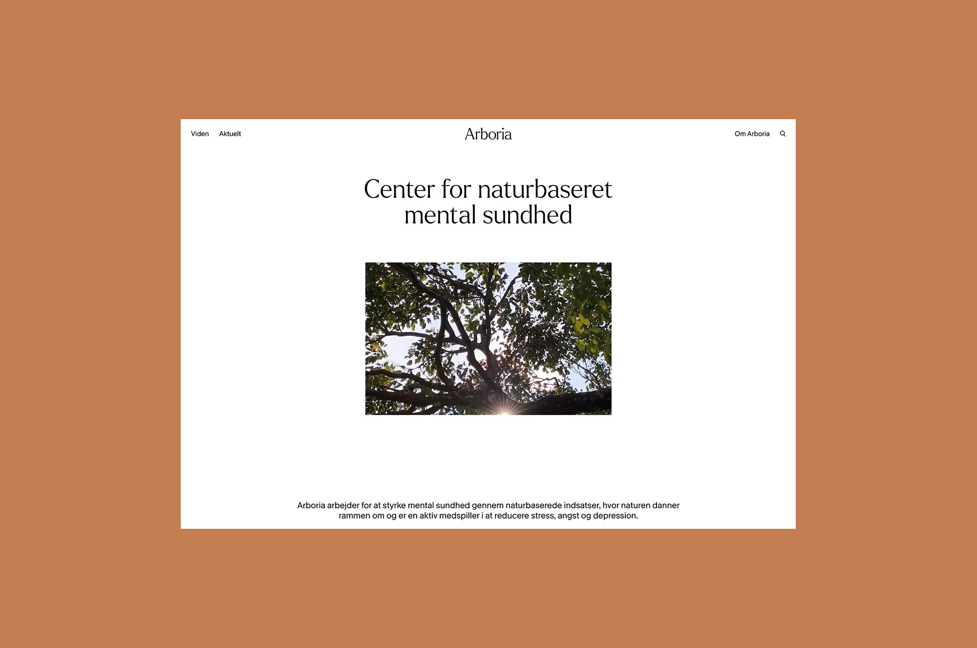 The Arboria website — Center for naturbaseret mental sundhed — on a warm terracotta background
